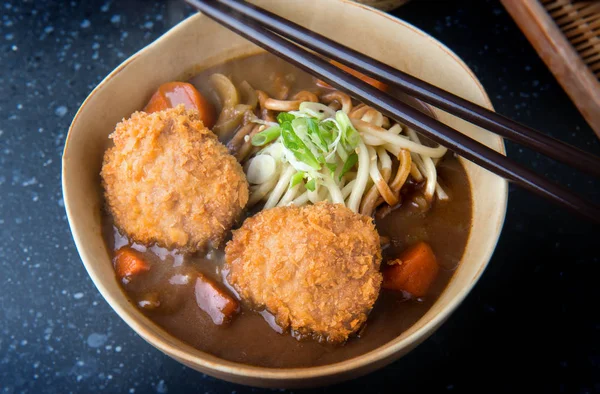 Udon erişte ve kroket tepesi ile Japon köri. — Stok fotoğraf