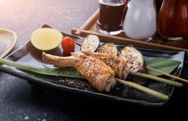 Izgara tavuk kanadı ile tuz baharat.