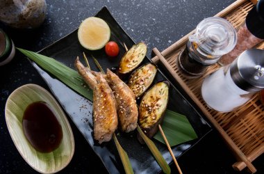 Izgara tavuk kanadı ile tuz baharat.