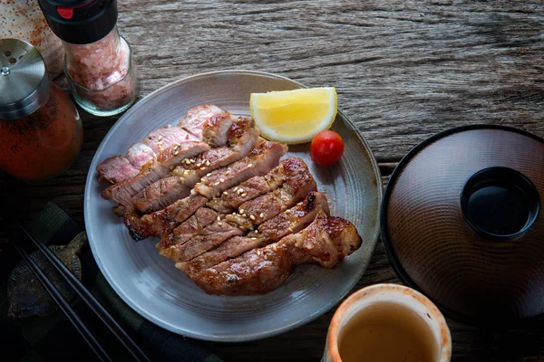 Гриль свиняча японський стиль приготування їжі. — стокове фото