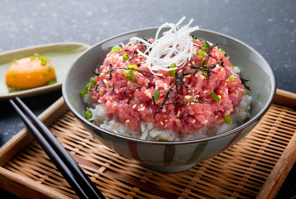 Atún crudo y cebolla con arroz al estilo japonés . — Foto de Stock