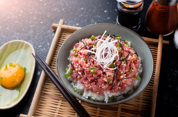RAW тунця і цибуля з рису в японському стилі. — стокове фото