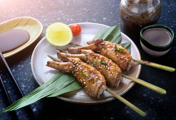 Asas de frango grelhadas com molho teriyaki . — Fotografia de Stock