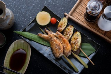 Izgara tavuk kanadı ile tuz baharat.