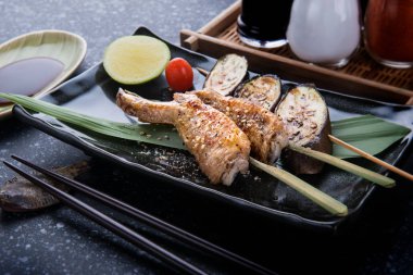 Izgara tavuk kanadı ile tuz baharat.