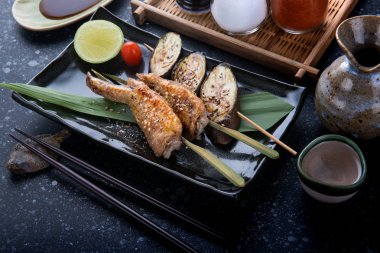 Izgara tavuk kanadı ile tuz baharat.