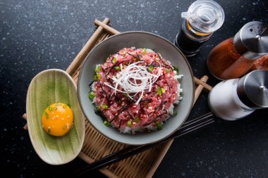 Ham ton balığı ve soğan ile pirinç Japon tarzı.