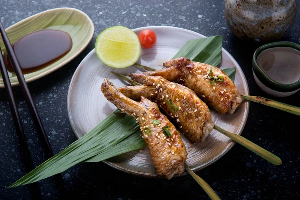 照り焼き鶏手羽先のグリル. — ストック写真