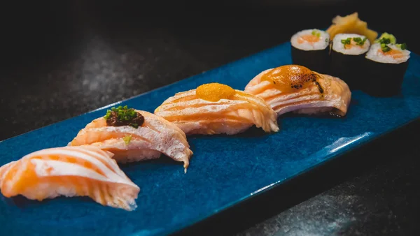 Set de sushi de vientre de salmón . —  Fotos de Stock