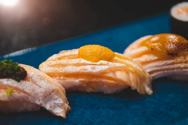 Set de sushi de vientre de salmón . —  Fotos de Stock