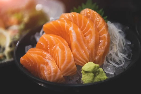 Somon sashimi servis edilecek.. — Stok fotoğraf