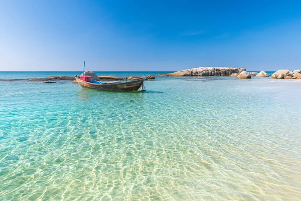 Лодка в синем море и пляже с белым песком . — стоковое фото