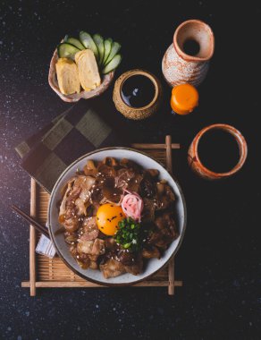 Japon usulü pilav ve domuz haşlama..