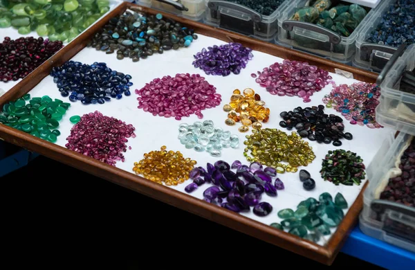 Gemas minerales en el mercado de la joyería . — Foto de Stock
