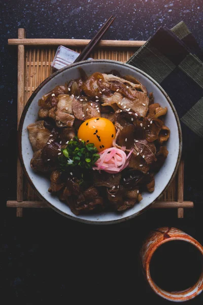 Japon usulü pilav ve domuz haşlama.. — Stok fotoğraf