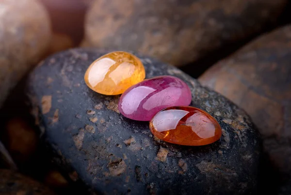 Pedras preciosas minerais de corte redondo  . — Fotografia de Stock