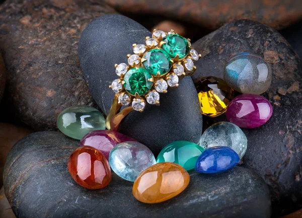Gioielli anello e pietre minerali taglio rotondo . — Foto Stock