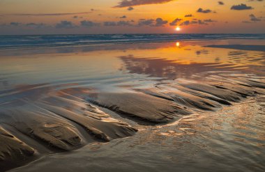 Gün batımının manzarası. Sahil ve deniz. Açık havada alçak ışık ve karanlık gölge..