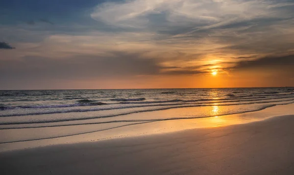 Закат Пляже Море Наружным Низким Освещением Темной Тенью — стоковое фото