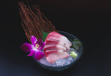 Çiğ sarı kuyruk balığı ya da Japon yemeklerinde Hamachi saşimi çok düşük ışıklandırmalı fotoğraf.