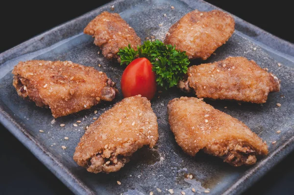 Fried Crocant Aripa Pui Stil Japonez Tebasaki Backgroung Întunecat — Fotografie, imagine de stoc