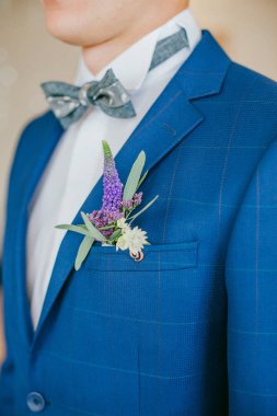 Damat bir papyon ve mor ilik elbiseli