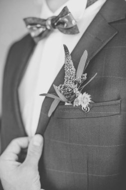 Damat bir papyon ve mor ilik elbiseli