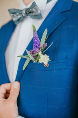 Damat bir papyon ve mor ilik elbiseli