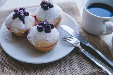 Beyaz ahşap zemin üzerinde meyveleri ile cupcakes