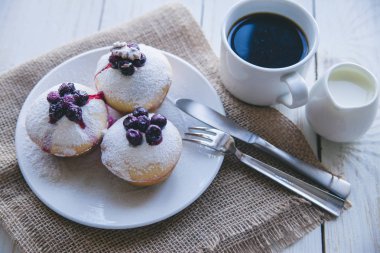 Beyaz ahşap zemin üzerinde meyveleri ile cupcakes