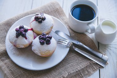 Beyaz ahşap zemin üzerinde meyveleri ile cupcakes