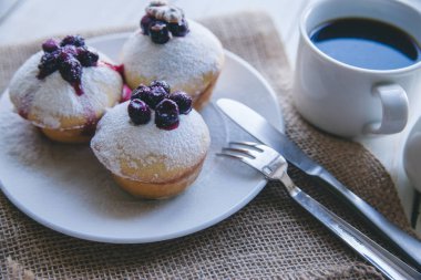 Beyaz ahşap zemin üzerinde meyveleri ile cupcakes