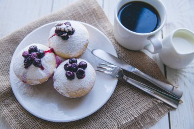 Beyaz ahşap zemin üzerinde meyveleri ile cupcakes