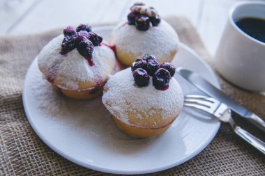 Beyaz ahşap zemin üzerinde meyveleri ile cupcakes