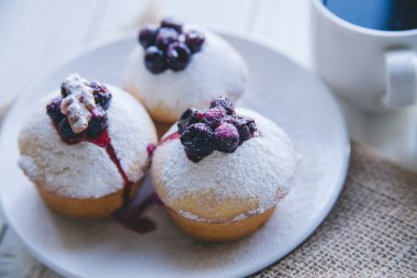 Beyaz ahşap zemin üzerinde meyveleri ile cupcakes