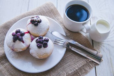 Beyaz ahşap zemin üzerinde meyveleri ile cupcakes