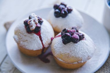 Beyaz ahşap zemin üzerinde meyveleri ile cupcakes