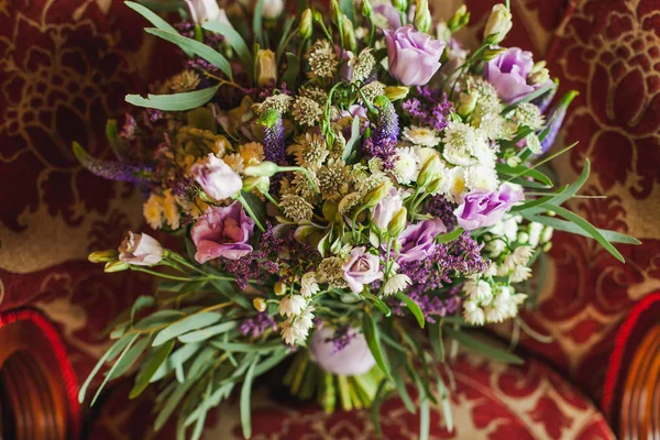 Vackert lila bröllop bukett på lyxig fåtölj — Stockfoto