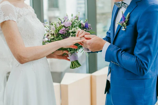 A menyasszony és a vőlegény egymást gyűrűk. A menyasszony a vőlegény helyezi a gyűrű. A vőlegény hozza a gyűrűt a menyasszony. — Stock Fotó