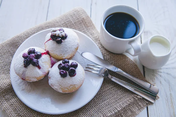 Beyaz ahşap zemin üzerinde meyveleri ile cupcakes