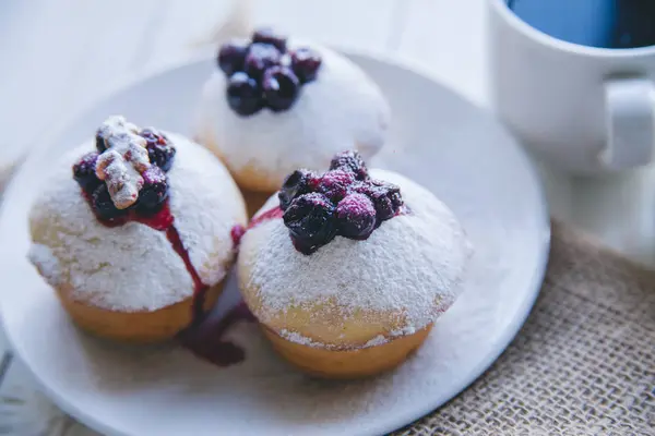 Beyaz ahşap zemin üzerinde meyveleri ile cupcakes