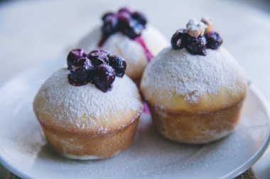 Beyaz ahşap zemin üzerinde meyveleri ile cupcakes