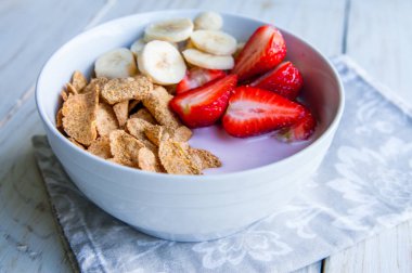 Sağlıklı kahvaltı dahil mısır gevreği ve oatflakes, yoğurt, muz ve çilek