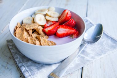 Sağlıklı kahvaltı dahil mısır gevreği ve oatflakes, yoğurt, muz ve çilek
