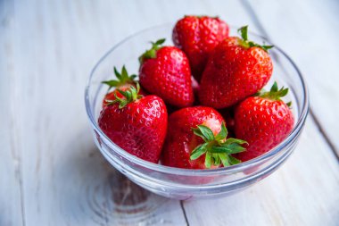 Kahvaltı için Beyaz ahşap zemin üzerinde plaka üzerinde çilek 