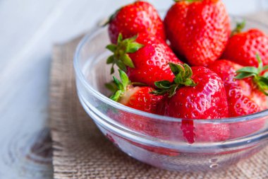 Kahvaltı için Beyaz ahşap zemin üzerinde plaka üzerinde çilek 