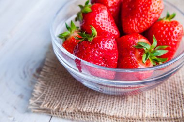 Kahvaltı için Beyaz ahşap zemin üzerinde plaka üzerinde çilek 