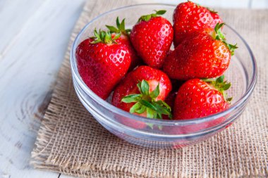 Kahvaltı için Beyaz ahşap zemin üzerinde plaka üzerinde çilek 