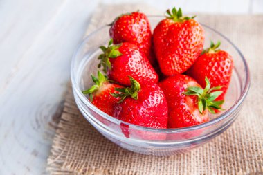 Kahvaltı için Beyaz ahşap zemin üzerinde plaka üzerinde çilek 