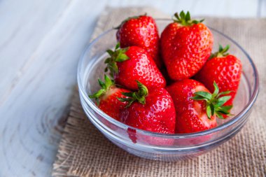 Kahvaltı için Beyaz ahşap zemin üzerinde plaka üzerinde çilek 